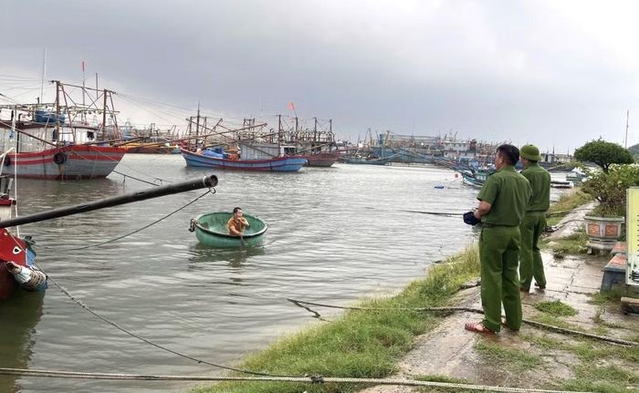 Công an xã Nam Cửa Việt xuống các bến thuyền động viên, vận động ngư dân tuyệt đối không ra khơi trong thời tiết nguy hiểm.