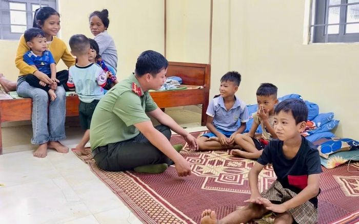 Lực lượng Công an Quảng Trị hỗ trợ người dân các vùng ngập, có nguy cơ cao về sạt lở đất, sạt lở núi đến nơi an toàn.