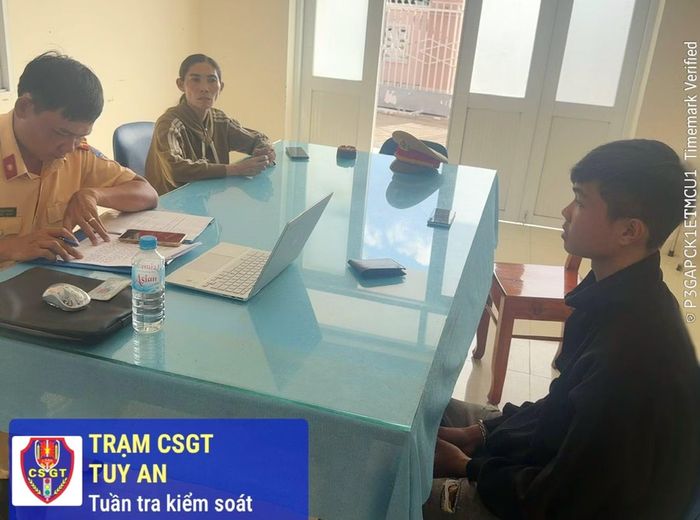 Tại buổi làm việc giữa CSGT với Võ Quân Nh tại trụ sở Công an phường Sông Cầu có sự chứng kiến của mẹ ruột nam thiếu niên vi phạm.