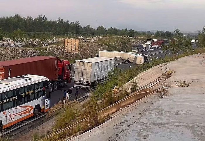 Giao thông hai chiều trên cao tốc Vĩnh Hảo - Phan Thiết bị ùn tắc.