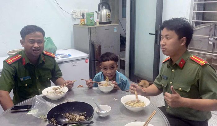 Công an xã Phước Năng đưa cháu Quốc về trụ sở và cùng ăn tối với cháu.