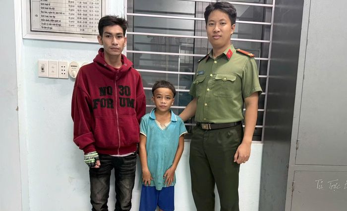 Người thân đến đón cháu Quốc tại trụ sở Công an xã Phước Năng.