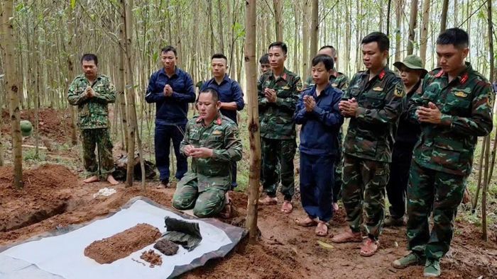 Phút giây xúc động khi tìm thấy hài cốt liệt sĩ của lực lượng tham gia tìm kiếm, quy tập.