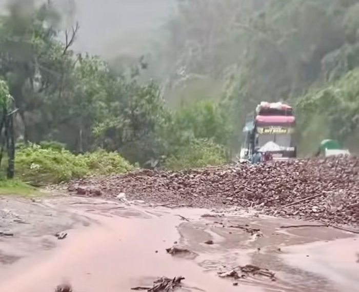 Sạt lở đất đá ở xã miền núi A Dơi.