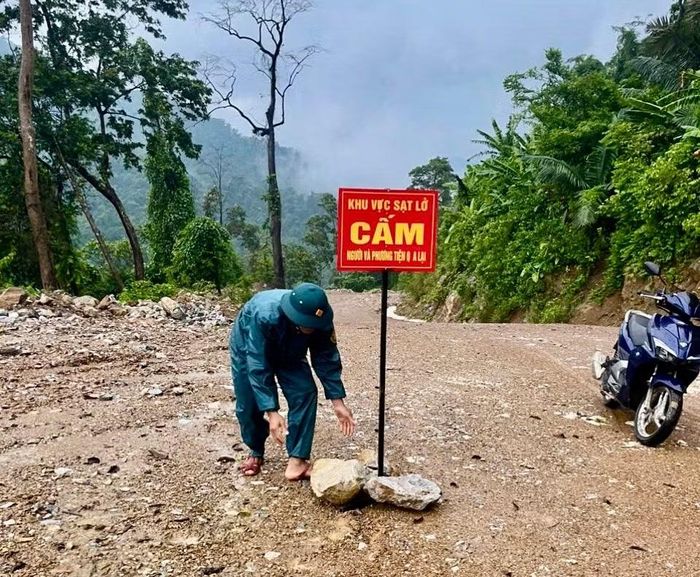 Lực lượng chức năng cắm biển cấm người, phương tiện qua lại các điểm bị sạt lở.