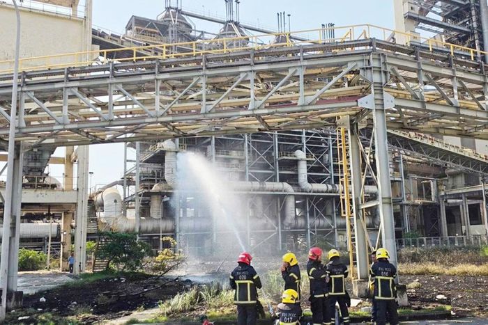 Lực lượng chức năng đã kịp thời khống chế đám cháy sau sự cố nổ lò gió nóng tại Công ty FHS.