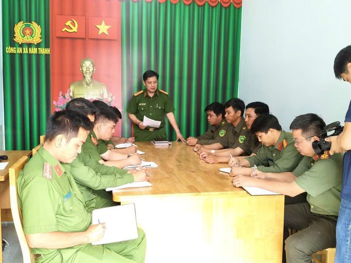 Công an xã Hàm Thạnh và các Tổ trưởng ANTT họp triển khai hoạt động trong ngày.