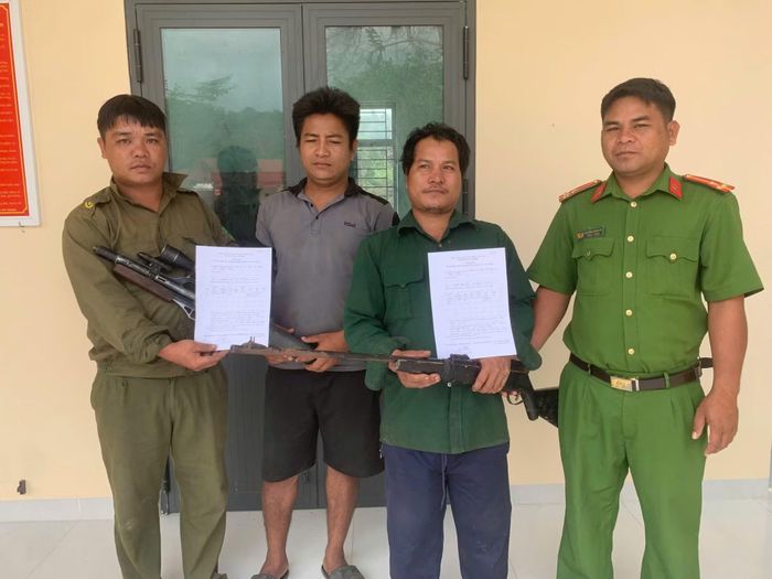Duy (ngoài cùng, bên trái) tham gia vận động người dân giao nộp vũ khí.