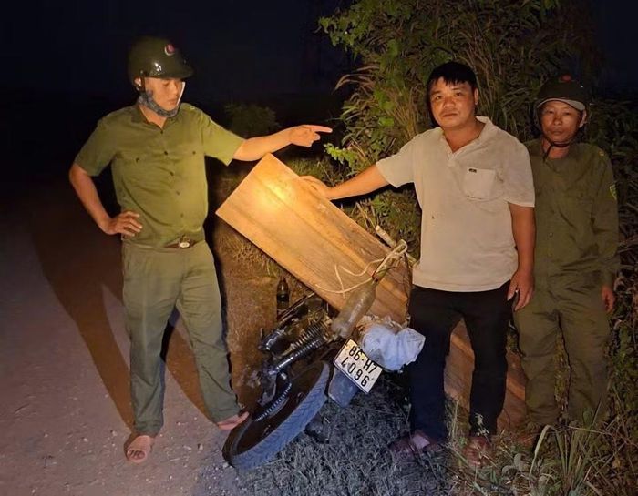 Nguyễn Quốc Duy (giữa) và đồng đội ngăn chặn một vụ khai thác gỗ trái phép.