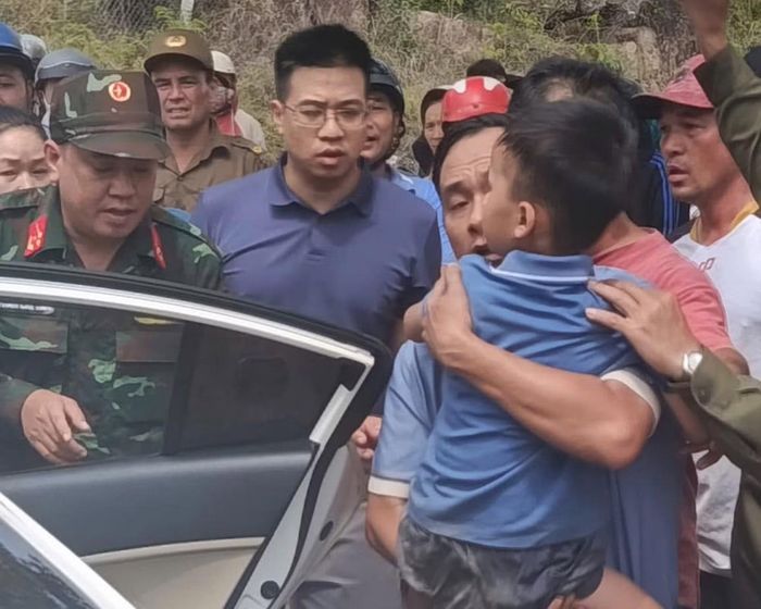 Đưa cháu Nguyễn Gia K lên xe ô tô.