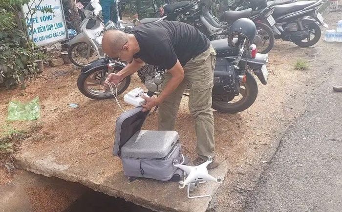 Huy động thiết bị flycam để dò tìm cháu Nguyễn Gia K ở khu vực núi Ông Định.