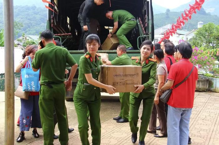 Các nhu yếu phẩm và đồ dùng thiết yếu được vận chuyển cẩn thận.