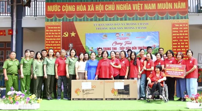 Đoàn thiện nguyện trao tặng quà tại Trường Mầm non Mường Chanh.