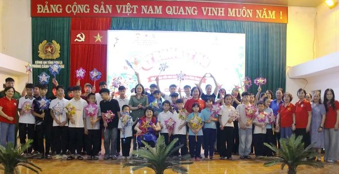 Tổ chức Tết Trung thu cho các em là con nuôi của Công an tỉnh Sơn La.