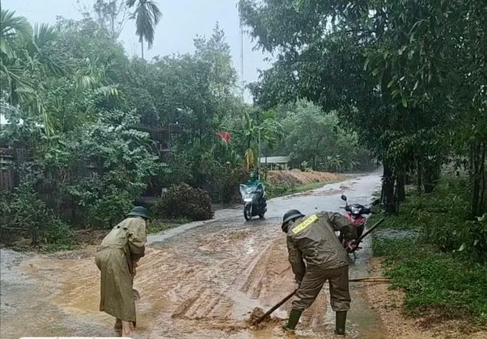 Công an xã Hưng Lộc thu dọn bùn tại một số điểm sạt lở trên địa bàn.