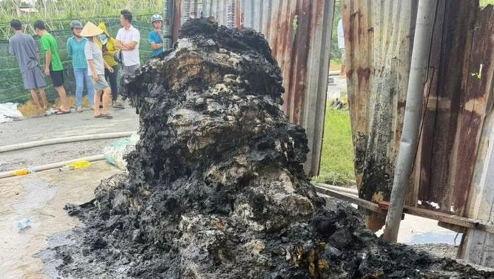 Lực lượng chữa cháy kịp thời ngăn đám cháy lan sang khu dân cư.