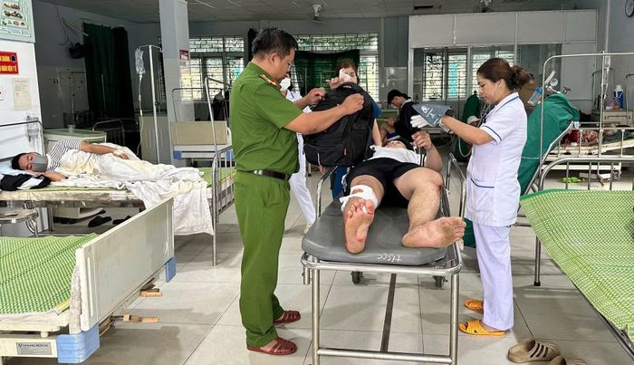 Anh Thành được lực lượng Công an xã Phước Năng đưa đến cơ sở y tế điều trị kịp thời.