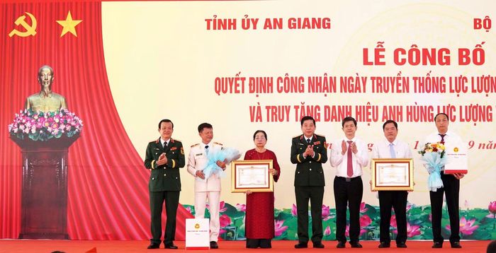 Thượng tướng Nguyễn Văn Gấu, Ủy viên Trung ương Đảng, Thứ trưởng Bộ Quốc phòng và đồng chí Lê Quang Tùng, Ủy viên Trung ương Đảng, Bí thư Tỉnh ủy, Trưởng đoàn Đại biểu Quốc hội tỉnh An Giang chúc mừng thân nhân đồng chí Lâm Kiên Trì và Liệt sĩ Huỳnh Văn Thạnh.