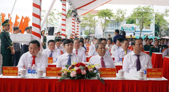 Các đại biểu tham dự buổi lễ.
