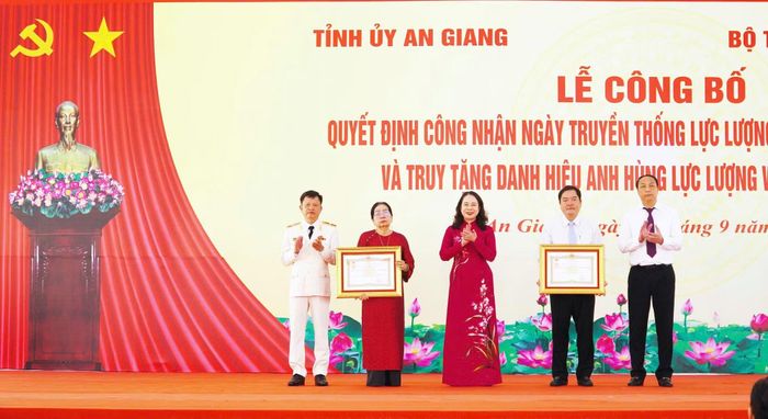 Phó Chủ tịch nước Võ Thị Ánh Xuân trao danh hiệu Anh hùng Lực lượng vũ trang nhân dân cho thân nhân đồng chí Lâm Kiên Trì và Liệt sĩ Huỳnh Văn Thạnh.