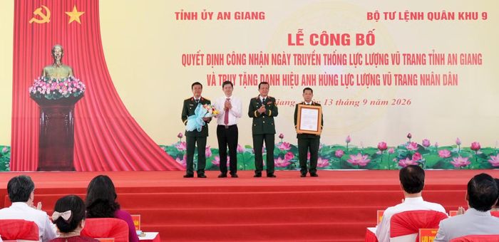 Trung tướng Hồ Văn Thái, Chính ủy Quân khu 9 và đồng chí Lê Quang Tùng, Ủy viên Trung ương Đảng, Bí thư Tỉnh ủy An Giang trao quyết định công nhận ngày 10/9/1945 là Ngày truyền thống của Lực lượng vũ trang tỉnh An Giang.