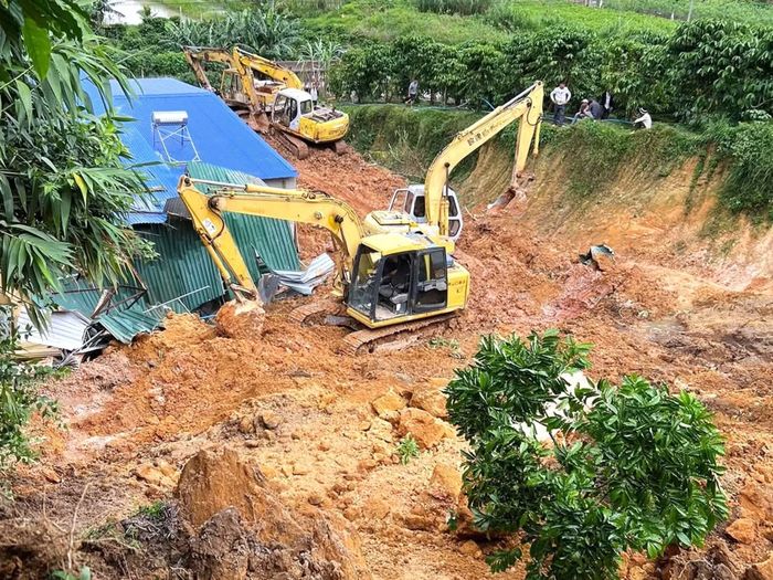 Sạt lở taluy đe dọa một hộ dân ở xã Phúc Thọ Lâm Hà.