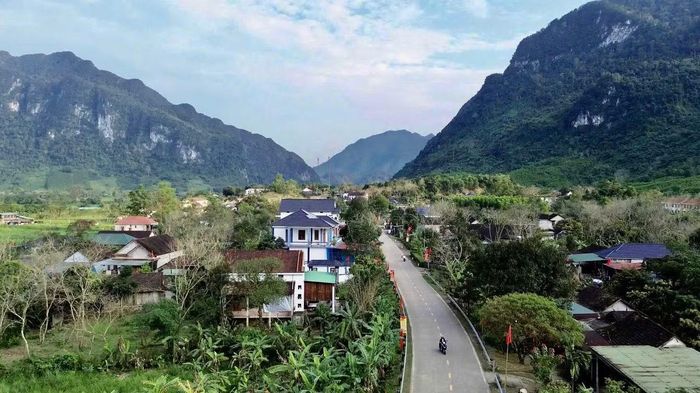 Những bản làng của người Bru-Vân Kiều dọc hai bên tuyến đường Hồ Chí Minh nhánh Tây qua Quảng Trị.