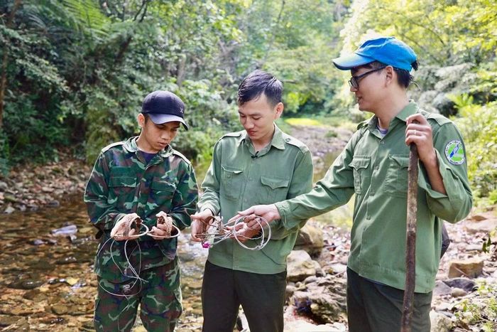 Người dân cùng lực lượng chức năng tuần tra bảo vệ rừng, tháo gỡ bẫy thú rừng.