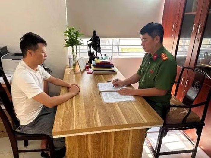 Trần Xương Hảo tại Công an xã.