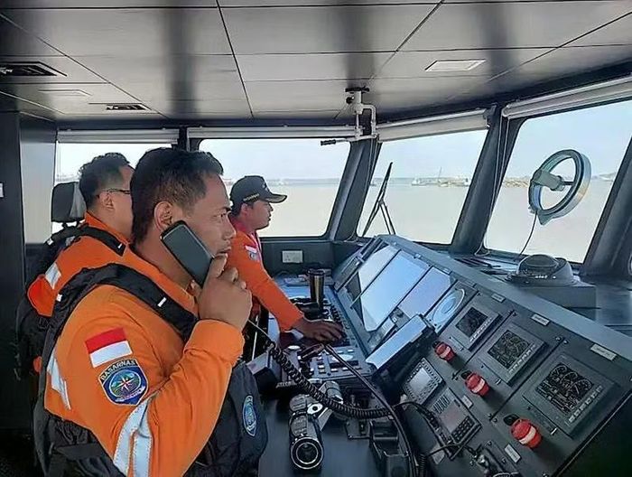 Lực lượng cứu hộ Indonesia cố gắng tiếp cận hiện trường vụ việc. Ảnh: EPA