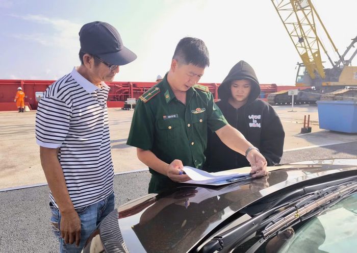  Trạm Biên phòng cửa khẩu cảng Vũng Tàu tiến hành các thủ tục bàn giao ngư dân Giang Thanh Tâm cho đại diện gia đình... 