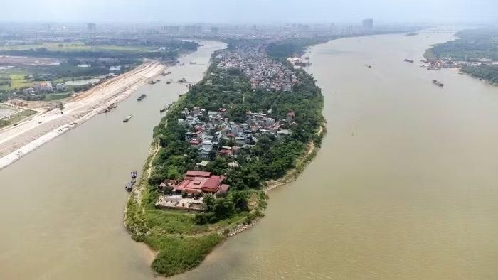 Làng Bắc Cầu thuộc phường Bồ Đề, diện tích khoảng 35,5 ha, thuộc diện di dời theo Quyết định số 257/QĐ-TTg ngày 18/02/2016 của Thủ tướng Chính phủ.