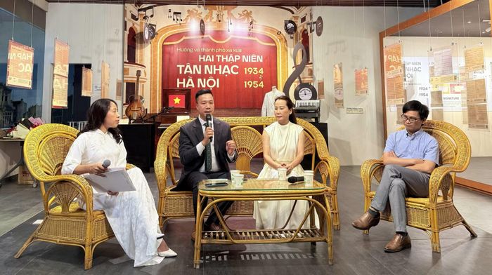 Hoạt động toạ đàm thu hút công chúng nhiều thế hệ.