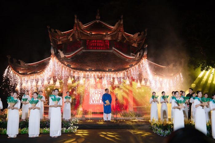 Hình ảnh Văn Miếu - Quốc Tử Giám lung linh trong đêm "Khai Văn".