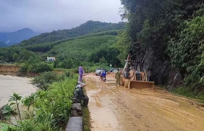 Khắc phục điểm sạt lở tại Km 63+300 QL49A đoạn qua xã A Lưới 5.