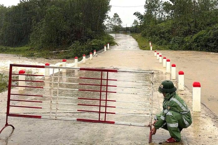 Đập tràn tại thôn Hương Lâm, xã A Lưới 4 bị nước lũ dâng chảy xiết.