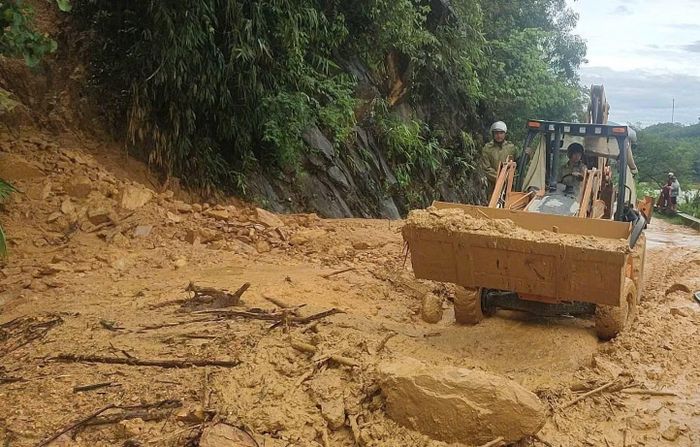 Mưa lớn làm sạt lở ta luy dương nhiều điểm trên tuyến QL49A.