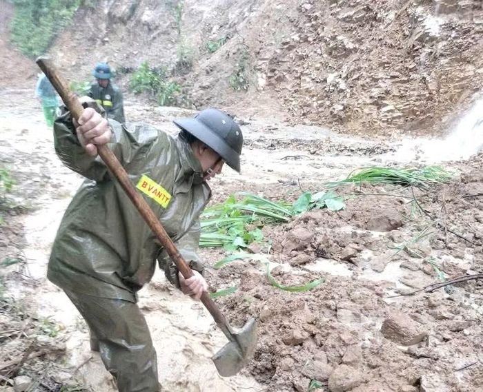 Nhiều điểm sạt lở đất tại địa bàn xã A Lưới 1 đang được lực lượng các đơn vị hốt dọn, khắc phục.