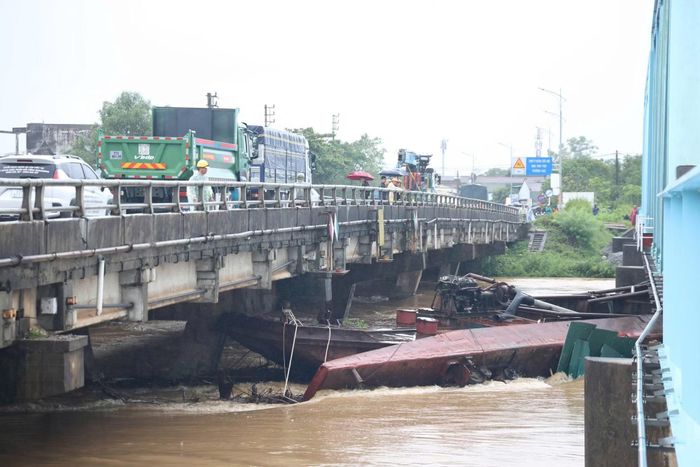 Các xà lan đang bị mắc kẹt vào cầu đường sắt và đường bộ.