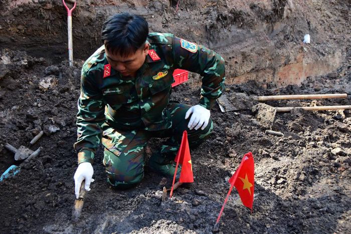 Trong ngày hôm nay, nhiều bộ hài cốt liệt sĩ tiếp tục được tìm thấy, quy tập.