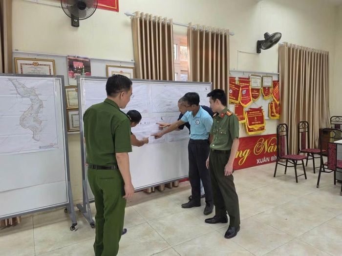 Cán bộ, chiến sĩ Công an phường Đông Ngạc tham gia thực hiện phương án bảo đảm ANTT.