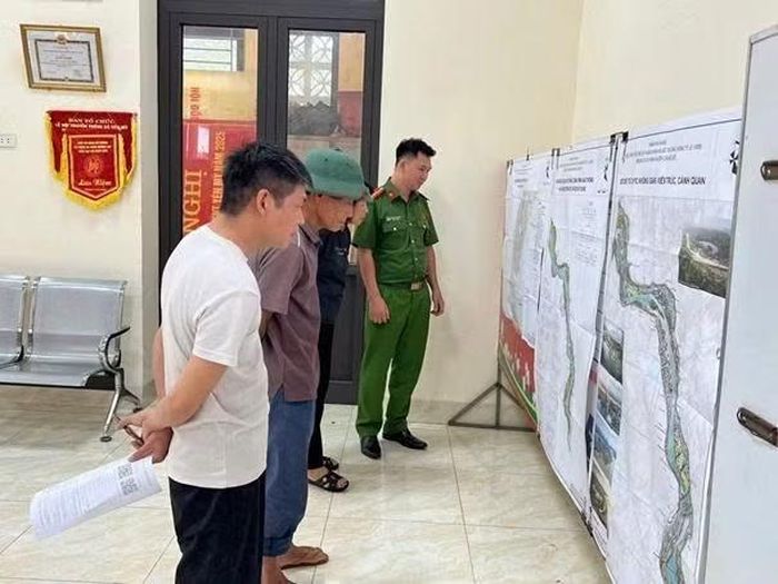 Cán bộ Công an xã Thanh Trì thực hiện nhiệm vụ bảo đảm ANTT tại Nhà Văn hóa thôn 2, Yên Mỹ, xã Thanh Trì.