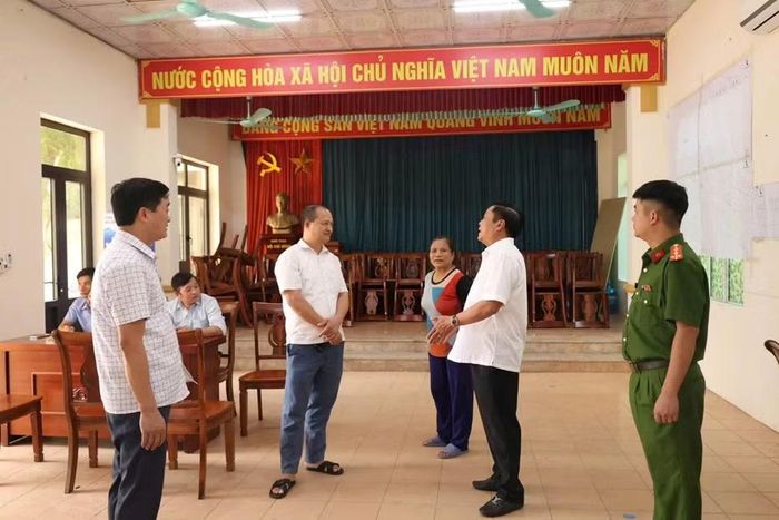 Đồng chí Trần Thanh Hoài, Chủ tịch UBND xã và chỉ huy Công an xã Mê Linh trực tiếp trao đổi, giải đáp những vấn đề người dân quan tâm.
