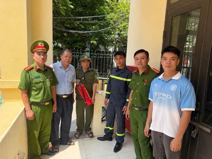 Công an phường Phú Thượng kiểm tra, rà soát phương tiện PCCC, sẵn sàng xử lý các tình huống phát sinh tại điểm lấy ý kiến.