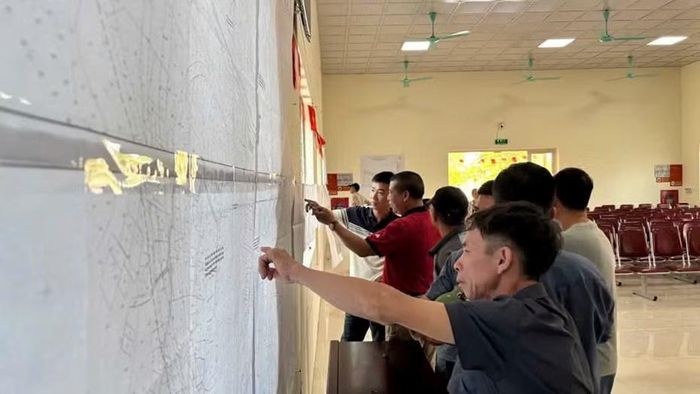 Người dân địa phương đến các điểm niêm yết, lấy ý kiến để nghiên cứu, tìm hiểu và phản ánh những vấn đề có liên quan.
