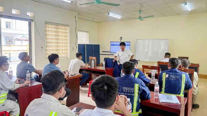  PGS.TS Đỗ Văn Dũng giảng dạy lớp “Ứng dụng AI cho xe máy công trình” tại dự án đường cao tốc Đồng Đăng – Trà Lĩnh. 