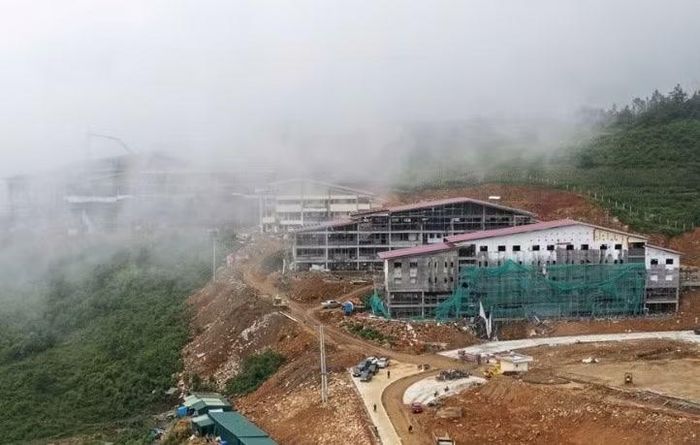 Trường phổ thông nội trú Tiểu học và THCS Pha Long trong những ngày đang triển khai xây dựng. 