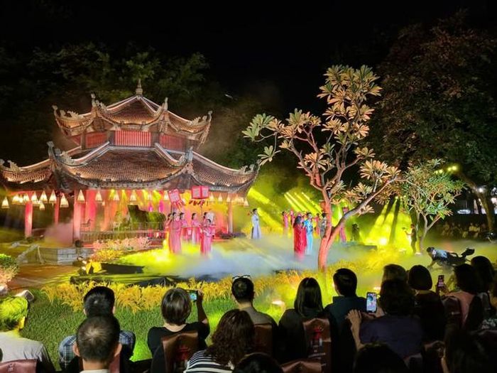 Chương trình có sự góp mặt của các nghệ sĩ nổi tiếng: Nghệ sĩ Nhân dân Thanh Lam, Nghệ sĩ Nhân dân Thái Bảo, Nghệ sĩ Piano Phó An My; Nghệ sĩ Thái Dương... đã mang đến cho người xem một Bữa tiệc thị giác về Ánh sáng, Âm nhạc, Trình diễn.
