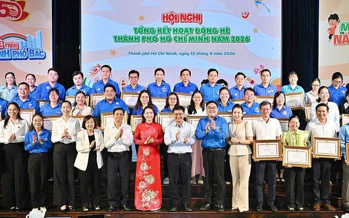Ông Nguyễn Mạnh Cường trao Bằng khen của UBND Thành phố Hồ Chí Minh tặng các tập thể có thành tích tốt trong tổ chức hoạt động hè 2026.