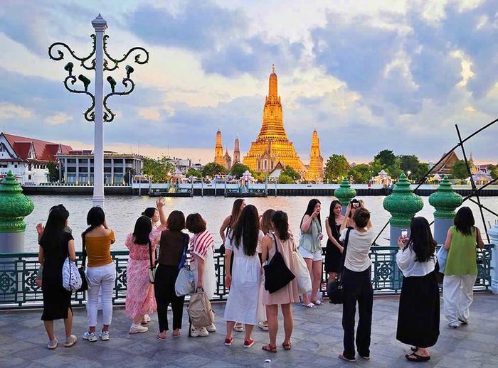 Wat Arun (chùa Bình Minh) là một trong những địa danh nổi tiếng của Bangkok, Thái Lan, thu hút khách du lịch từ khắp nơi trên thế giới ghé thăm. Ảnh: khaosodenglish